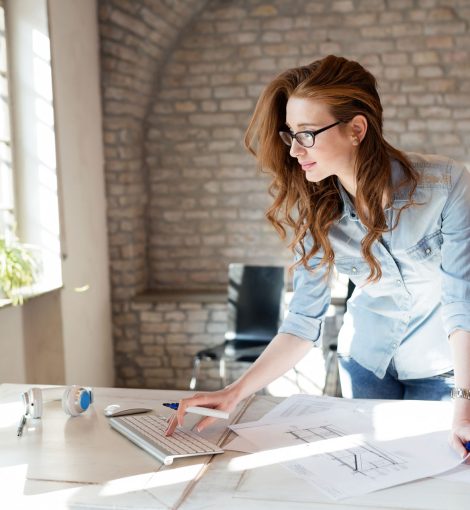 beautiful-woman-working-in-modern-office-3VQ9LHU.jpg